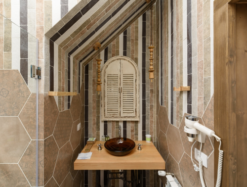 A Stylish brown bathroom design